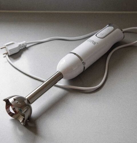 Een net schoongemaakte staafmixer.