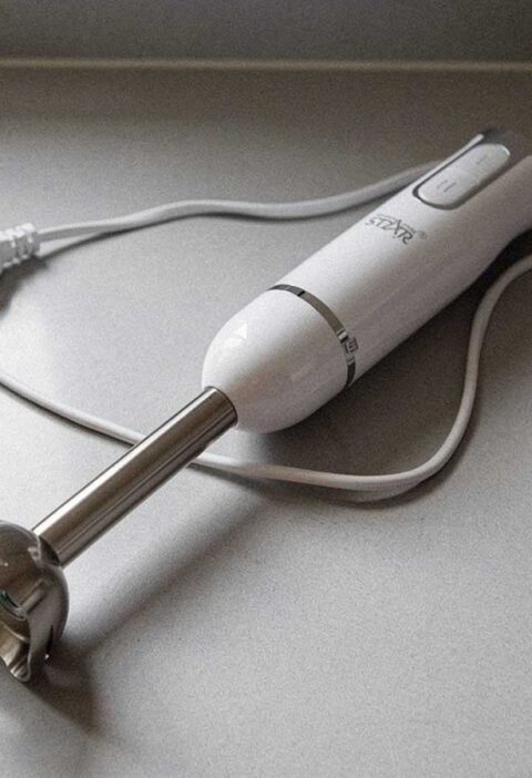 Een net schoongemaakte staafmixer.