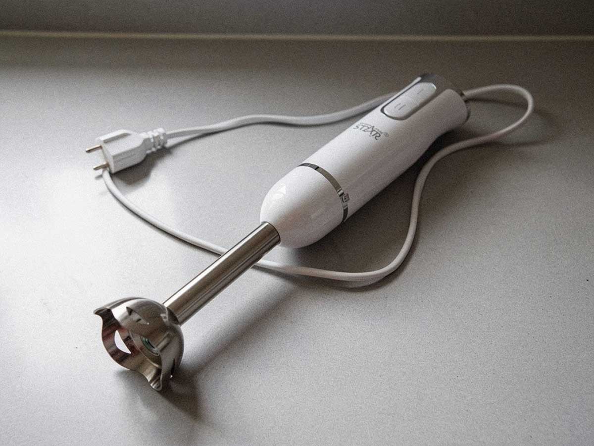 Een net schoongemaakte staafmixer.