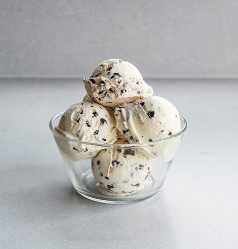 4 bollen stracciatella roomijs in een glazen schaaltje.
