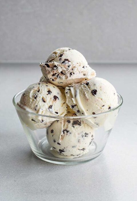 4 bollen stracciatella roomijs in een glazen schaaltje.