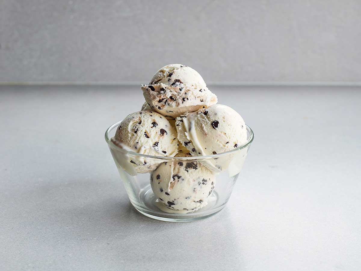 4 bollen stracciatella roomijs in een glazen schaaltje.