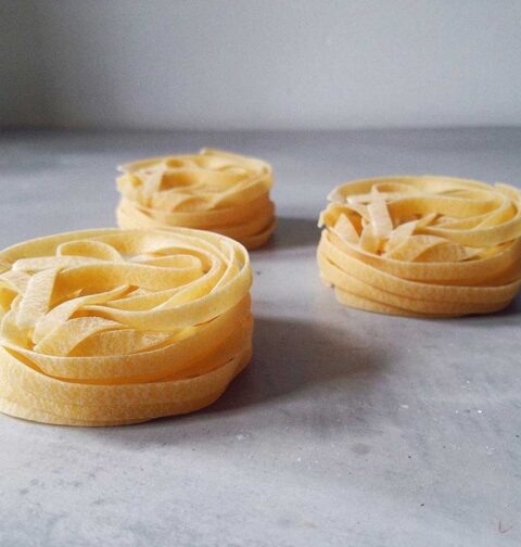 3 bundels gedrogode tagliatelle, klaar om gekookte te worden.