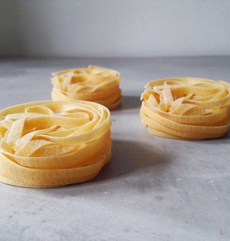 3 bundels gedrogode tagliatelle, klaar om gekookte te worden.