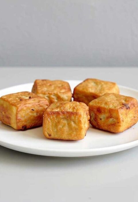 5 stukjes tahu goreng op een wit bordje.