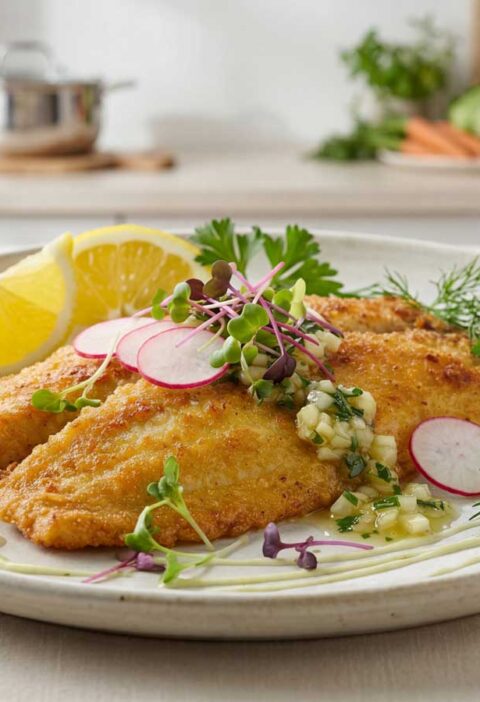 Tilapia bakken in een gietijzeren koekenpan