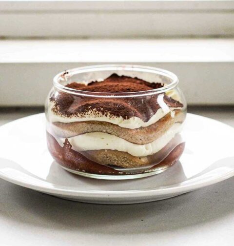 een glazen deertkom, met daarion gemaakt tiramisu zonder alcohol.