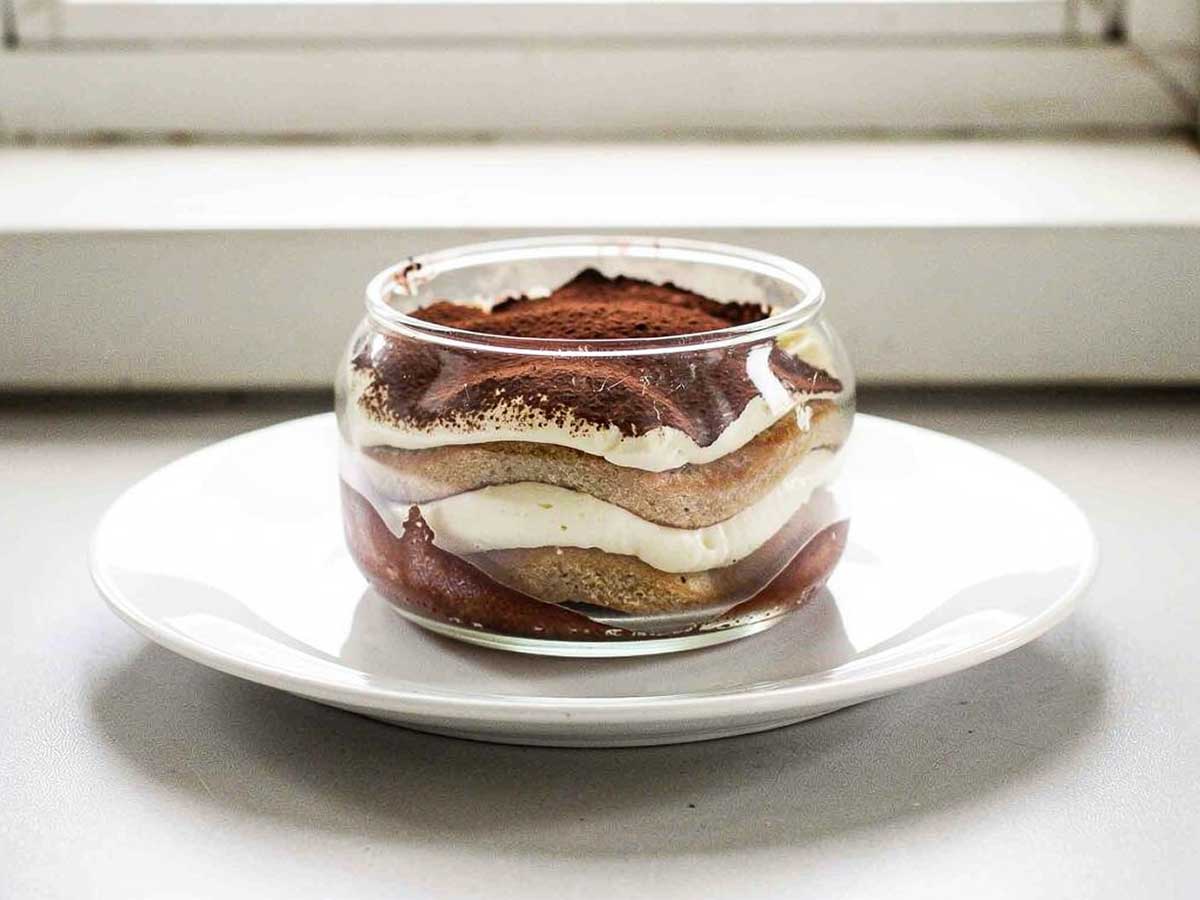 een glazen deertkom, met daarion gemaakt tiramisu zonder alcohol.