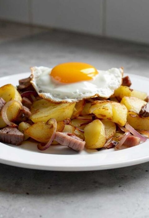Een bordje met Tiroler Gröstl, inclusief spiegelei.
