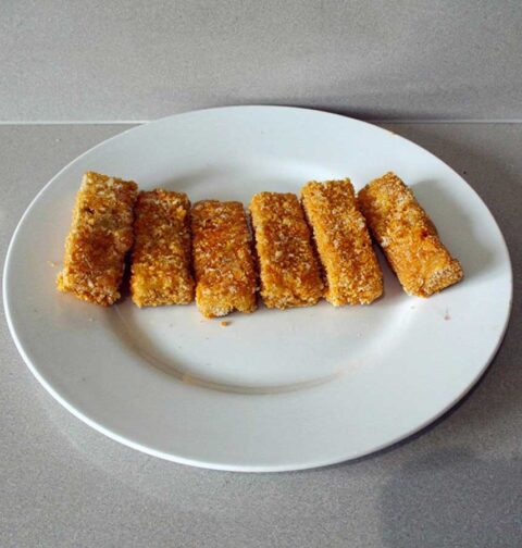 6 vissticks op een wit bordje.