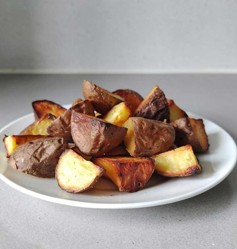 Een bordje met gerisoleerde aardappelen.