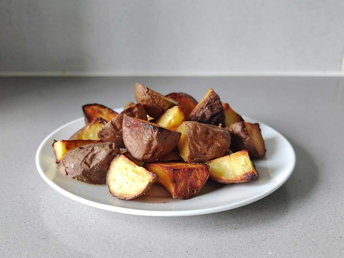 Een bordje met gerisoleerde aardappelen.