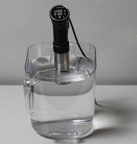 Dit sous-vide-apparaat is aan het voorverwarmen.
