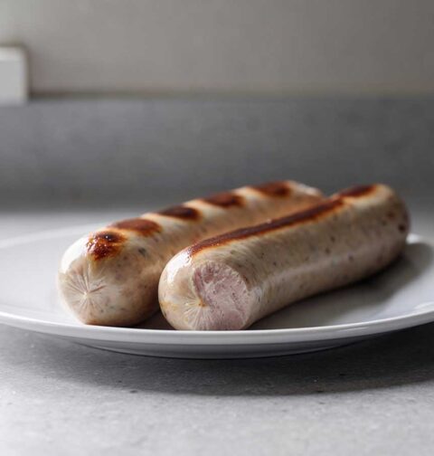 2 Weisswürste op een wit bordje.