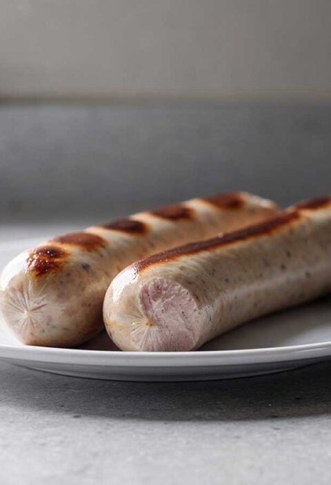 2 Weisswürste op een wit bordje.