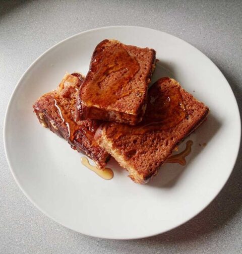 Drie plakken ontbijtkoek, gebruikt als wentelteefje.