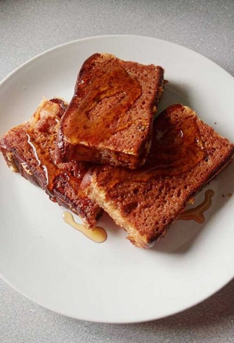 Drie plakken ontbijtkoek, gebruikt als wentelteefje.