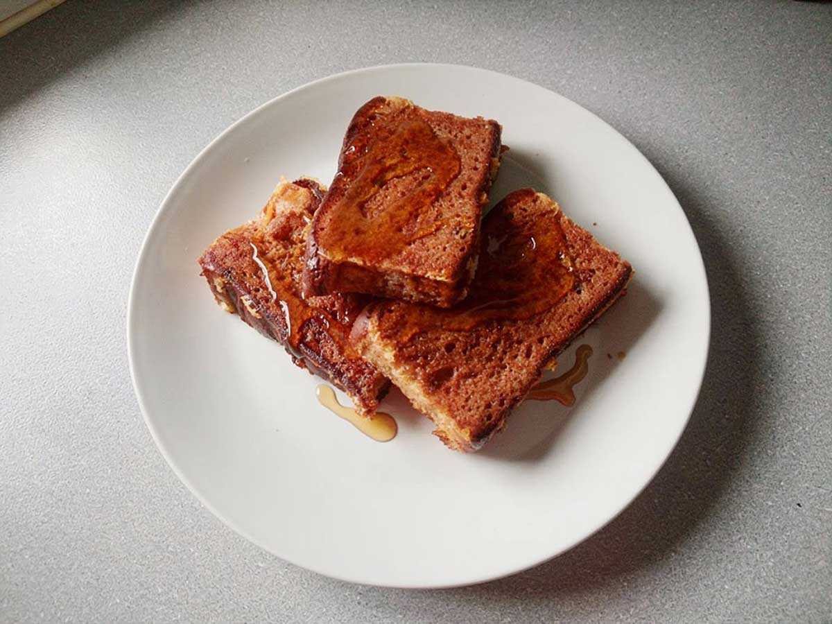 Drie plakken ontbijtkoek, gebruikt als wentelteefje.