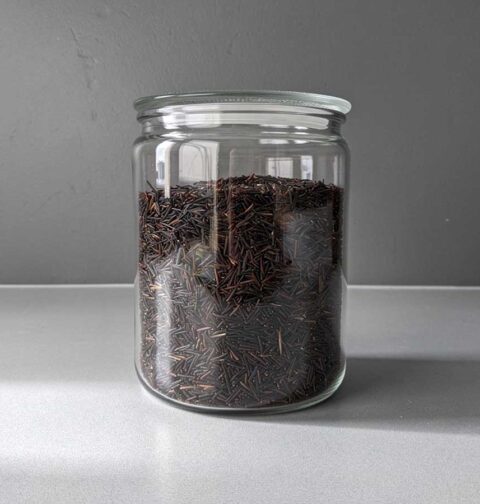 Een voorraadbus, bijna helemaal gevuld met wilde rijst om te koken.