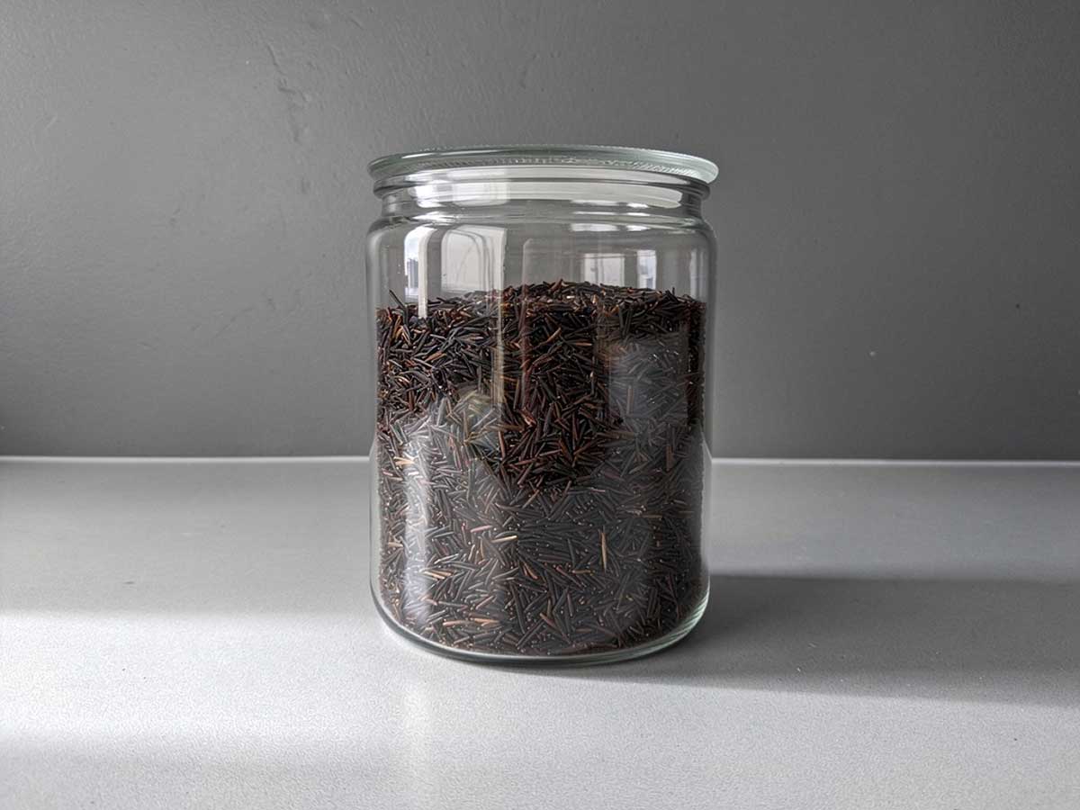Een voorraadbus, bijna helemaal gevuld met wilde rijst om te koken.