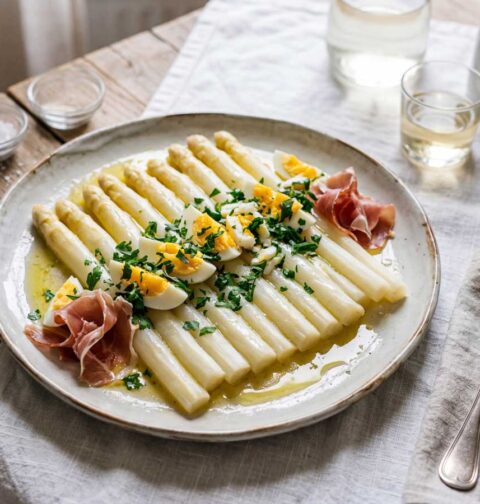 Witte asperges koken in een pan