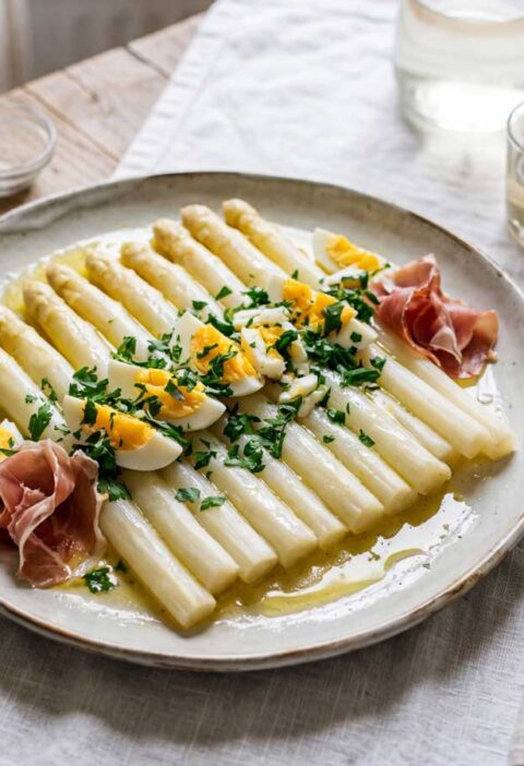 Witte asperges koken in een pan