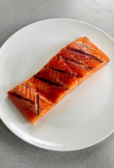 Een zalmfilet die op de bbq werd gebakken.