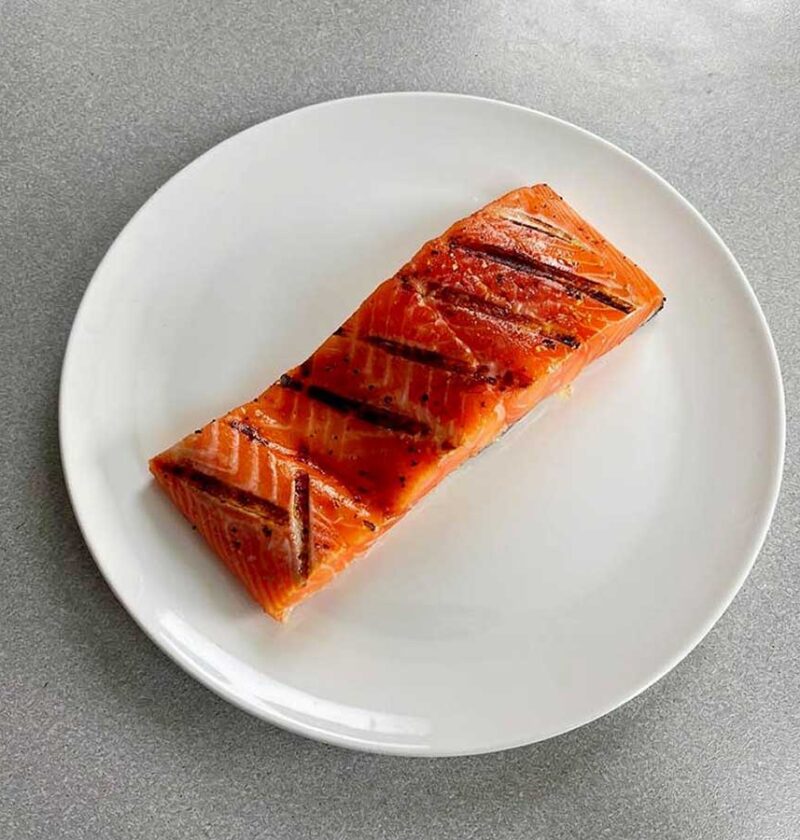 Een zalmfilet die op de bbq werd gebakken.