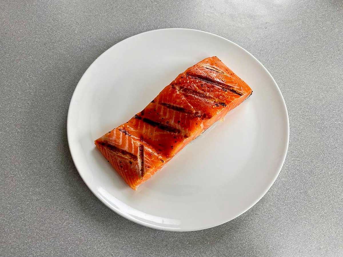 Een zalmfilet die op de bbq werd gebakken.
