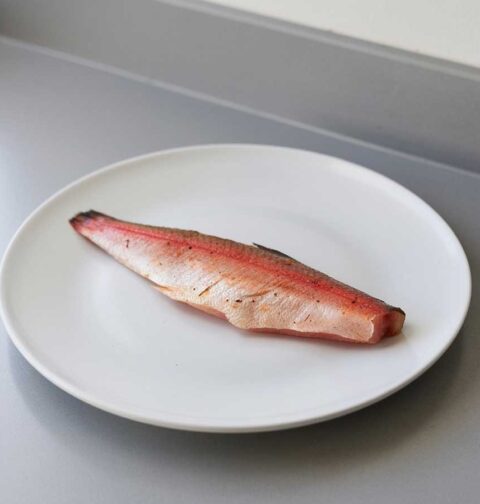 Een gebakken zeebarbeelfilet. Ziet er niet uit, maar is wel erg lekker.