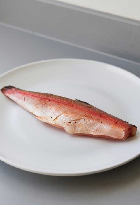Een gebakken zeebarbeelfilet. Ziet er niet uit, maar is wel erg lekker.