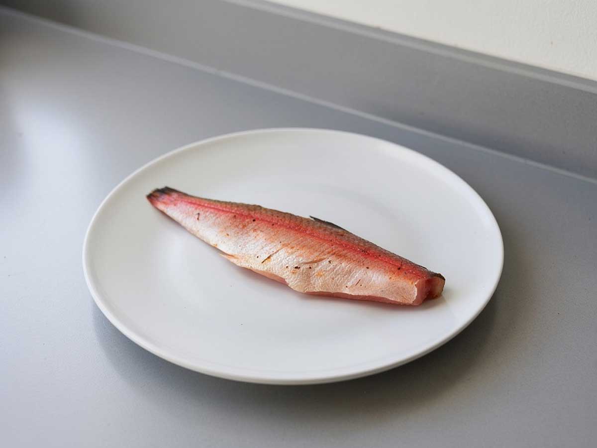 Een gebakken zeebarbeelfilet. Ziet er niet uit, maar is wel erg lekker.