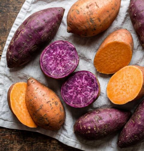 Zoete aardappelen koken, eerst schillen en wassen, door Wilhelmus Hengstmengel