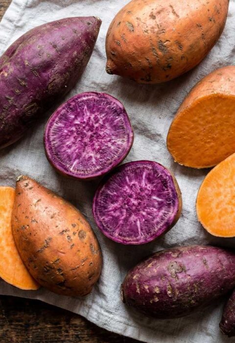 Zoete aardappelen koken, eerst schillen en wassen, door Wilhelmus Hengstmengel