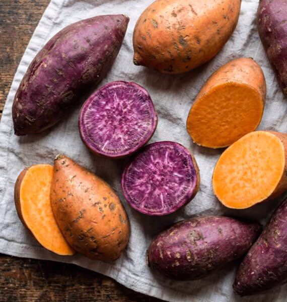 Zoete aardappelen koken, eerst schillen en wassen, door Wilhelmus Hengstmengel