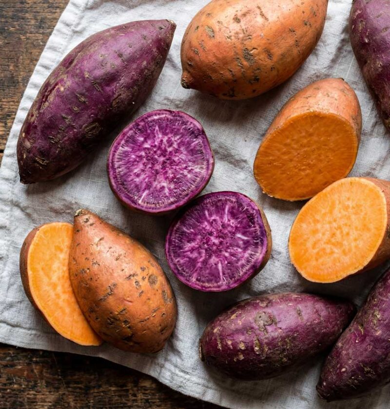 Zoete aardappelen koken, eerst schillen en wassen, door Wilhelmus Hengstmengel
