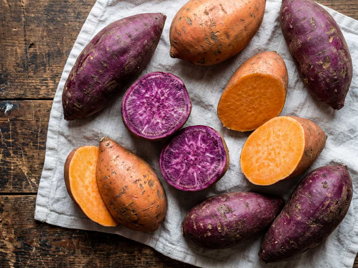 Zoete aardappelen koken, eerst schillen en wassen, door Wilhelmus Hengstmengel