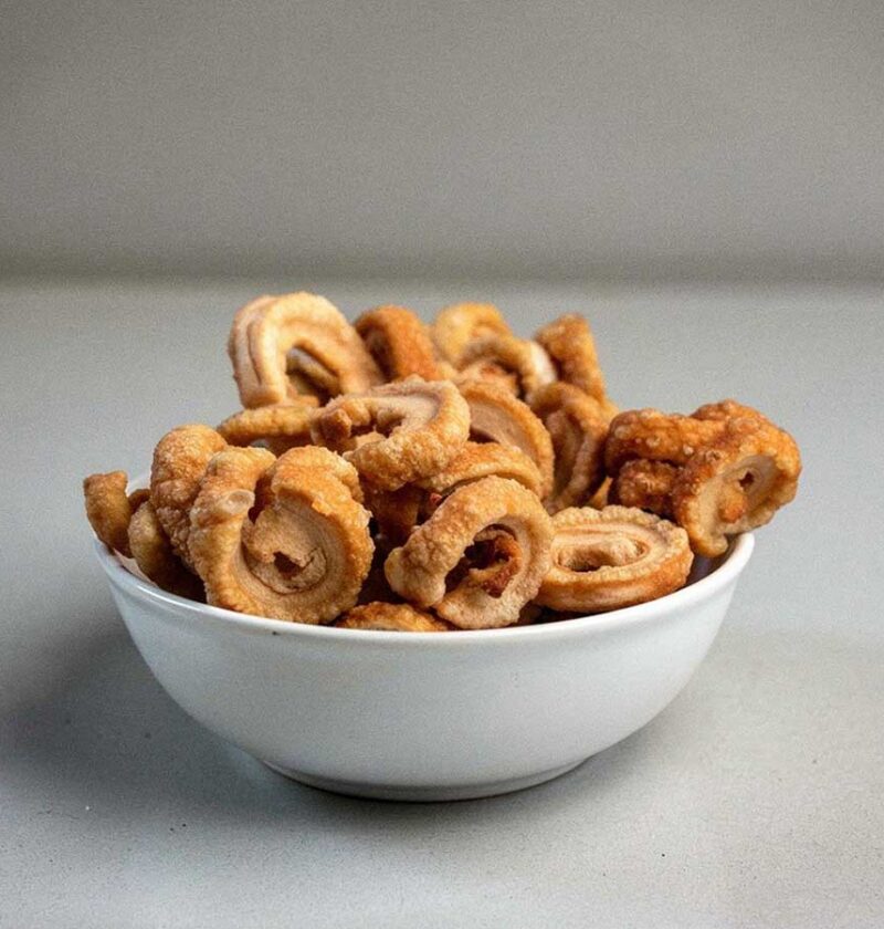 Een schaaltje vol met gebakken zwoerd, lekker als tussendoortje.