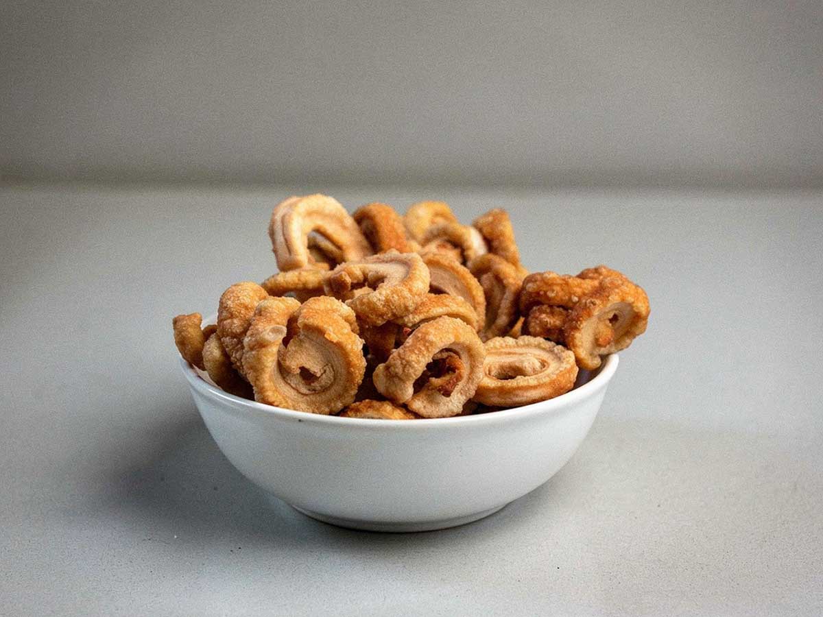 Een schaaltje vol met gebakken zwoerd, lekker als tussendoortje.