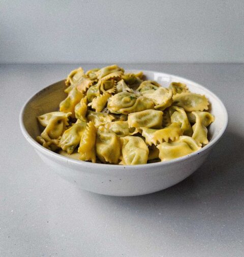 Een schaaltje met zelfgemaakte en met spinazie gevulde agnolotti.