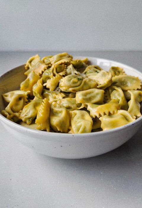 Een schaaltje met zelfgemaakte en met spinazie gevulde agnolotti.
