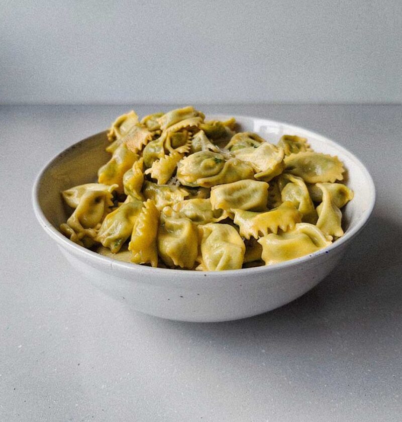 Een schaaltje met zelfgemaakte en met spinazie gevulde agnolotti.