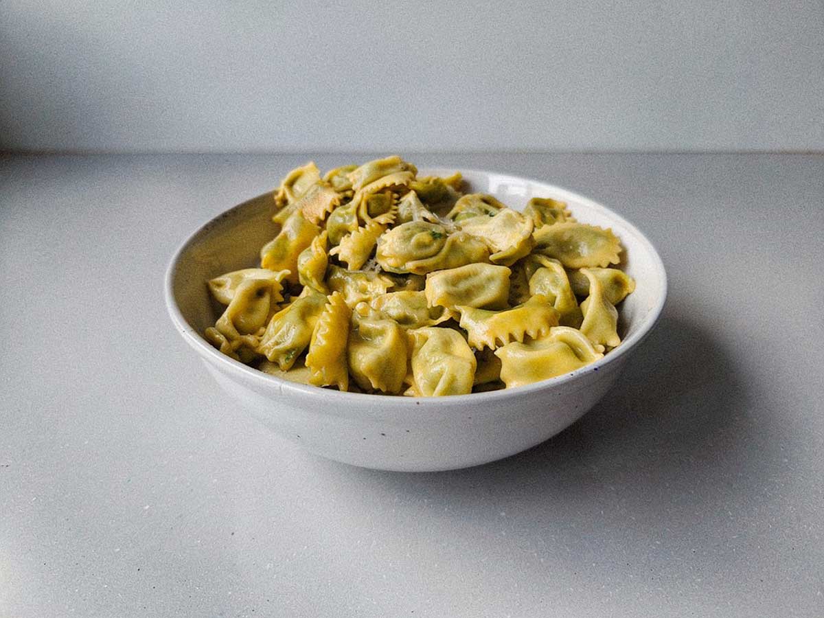 Een schaaltje met zelfgemaakte en met spinazie gevulde agnolotti.