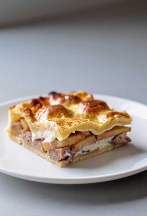 Een klein bordje met een stukje appel vanille ovenschotel.