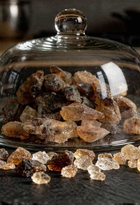 Zelfgemaakte bruine kandijsuiker in een glazen weckpot op een houten tafel