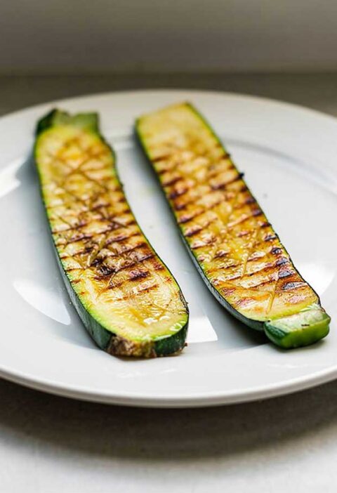 2 in de lengte gesneden plakken courgette, gegrild op de barbecue.