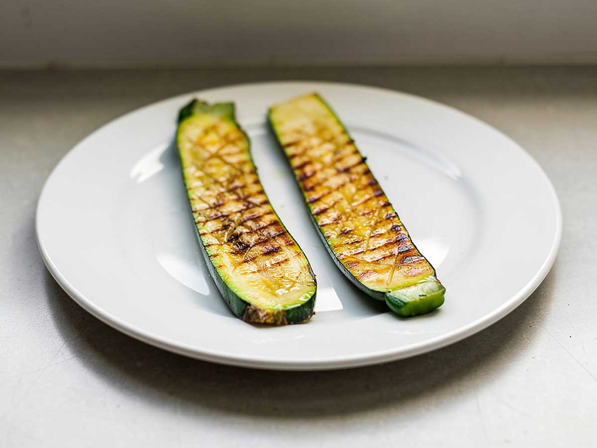 2 in de lengte gesneden plakken courgette, gegrild op de barbecue.