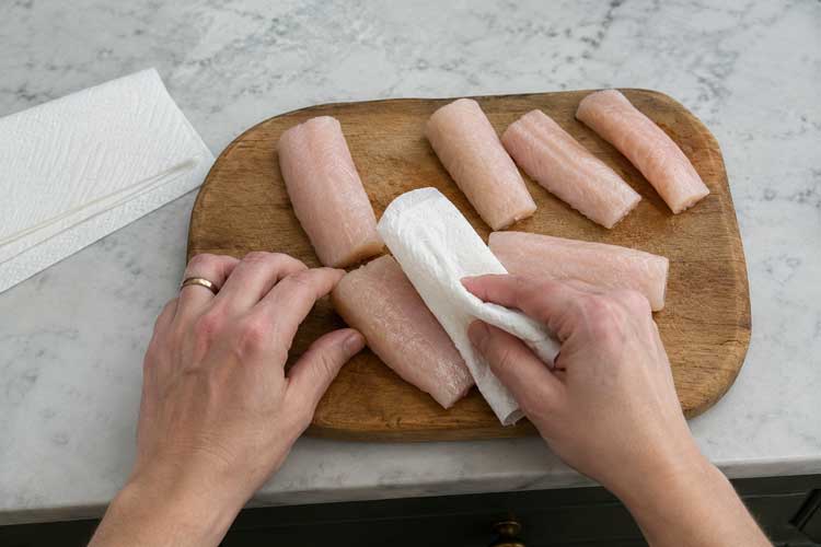 Dep de hondshaai-filets aan beide kanten goed droog met keukenpapier