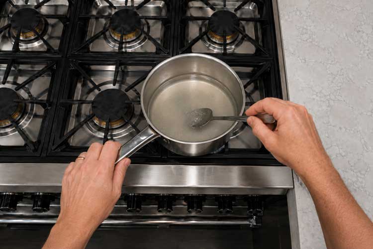 Doe de suiker en het water in een pan en zet deze op een middelhoog vuur