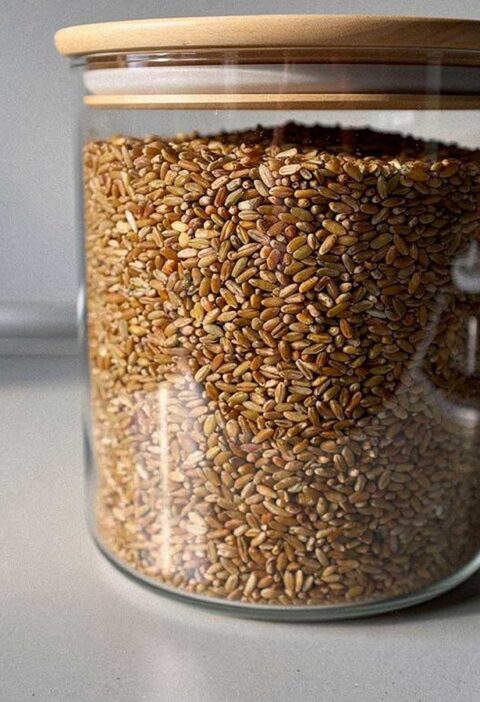 Een grote voorraadbus met droge freekeh.